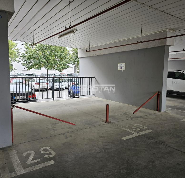 Blok 72, više parking mesta.