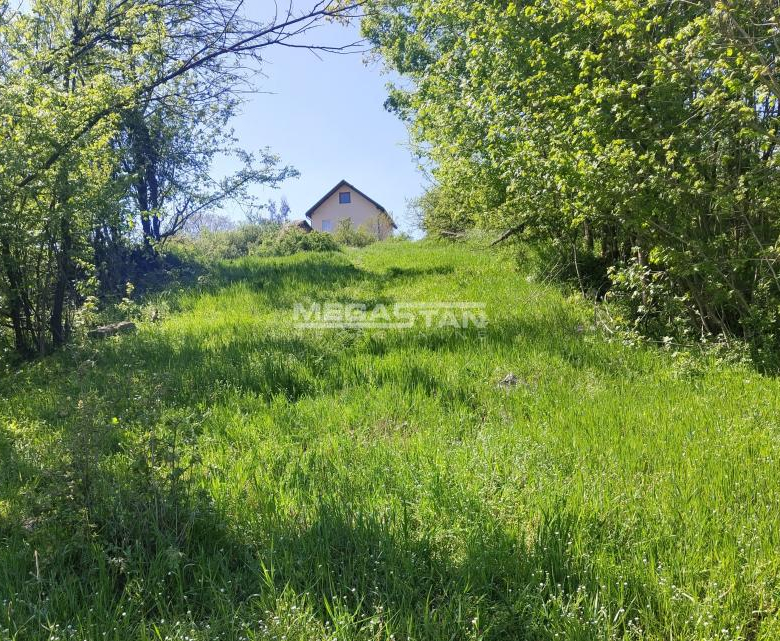 Pinosava, deljiv na više parcela.