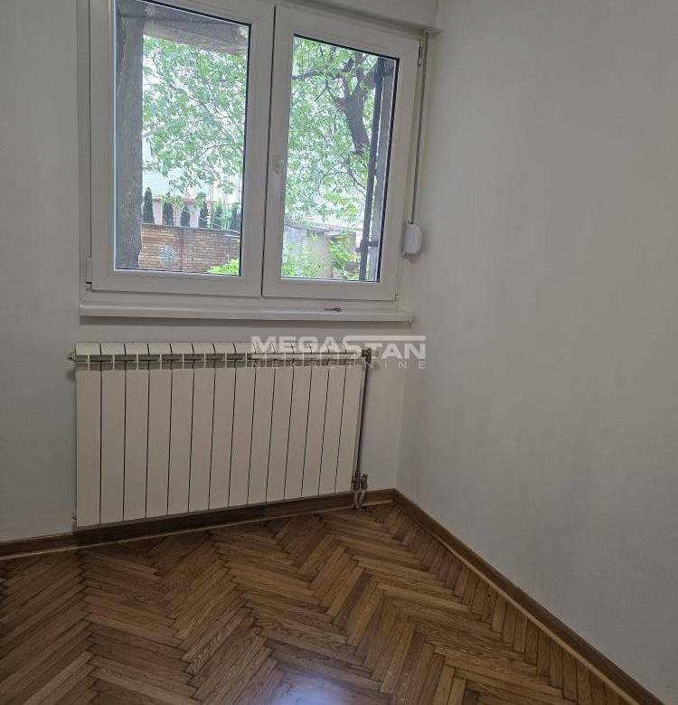 Odličan renoviran 2.5soban stan, Đeram.