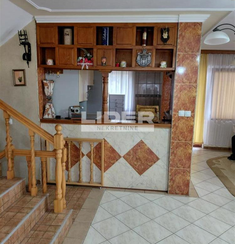 Kuća Prodaja Pećinci  200 m2