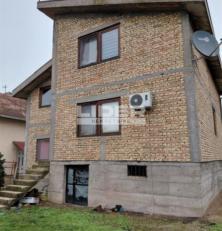 Kuća Prodaja Pećinci  200 m2