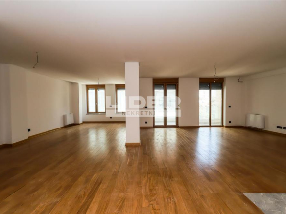 Stan Izdavanje Beograd Hram Svetog Save 261 m2