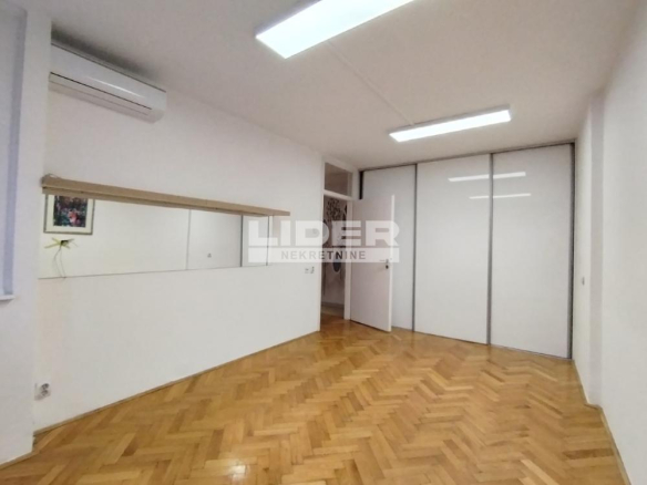 Lokal Izdavanje Beograd Kalenić Pijaca 53 m2