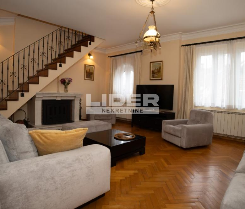 Stan Izdavanje Beograd Kosančićev Venac 150 m2