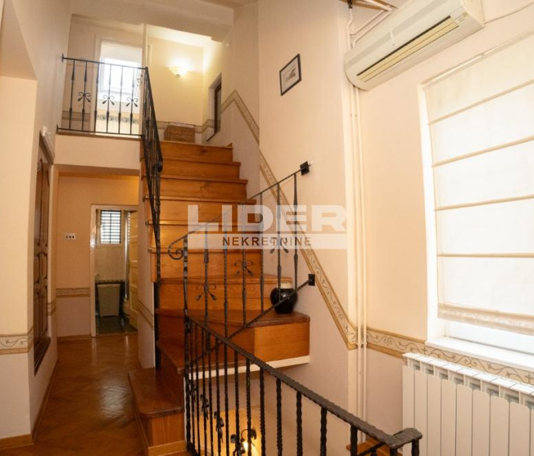 Stan Izdavanje Beograd Kosančićev Venac 150 m2