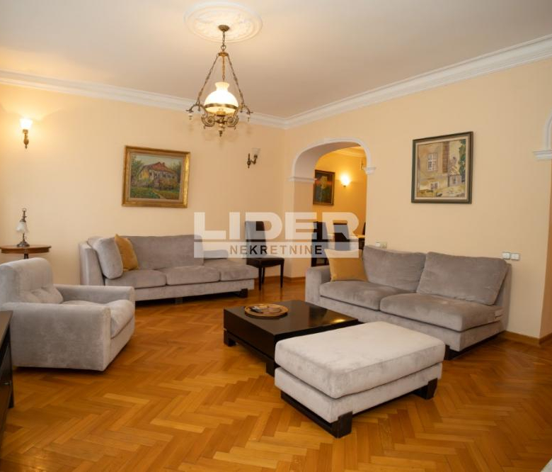 Izuzetan salonac, pogled na Sabornu crkvu ID#5347.