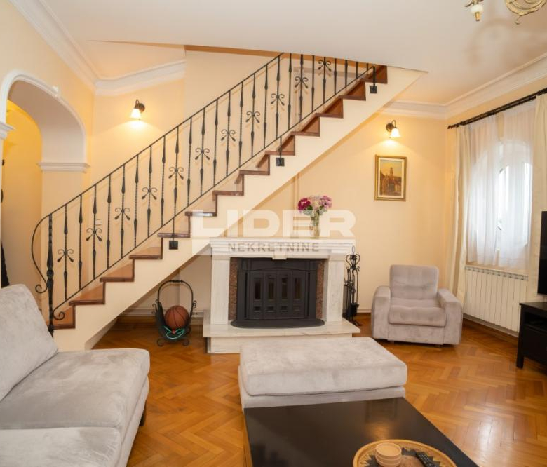 Stan Izdavanje Beograd Kosančićev Venac 150 m2