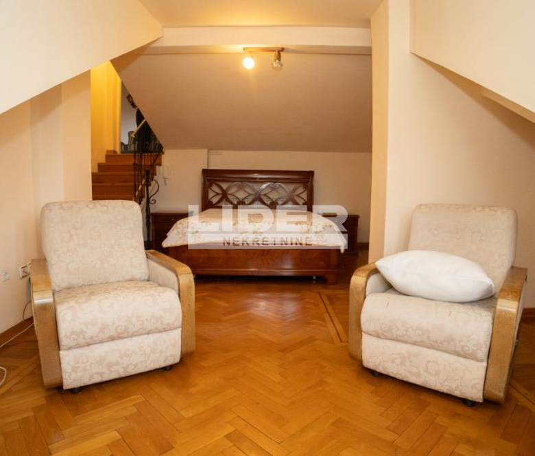 Stan Izdavanje Beograd Kosančićev Venac 150 m2