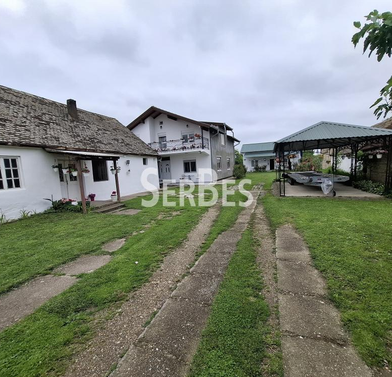 Seosko imanje sa tri kuće na placu od 2451m2 u Kovilju ID#1660