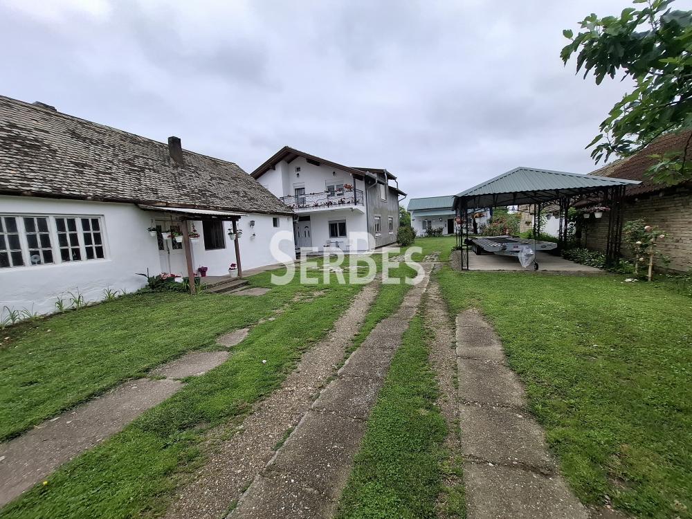 Seosko imanje sa tri kuće na placu od 2451m2 u Kovilju ID#1660