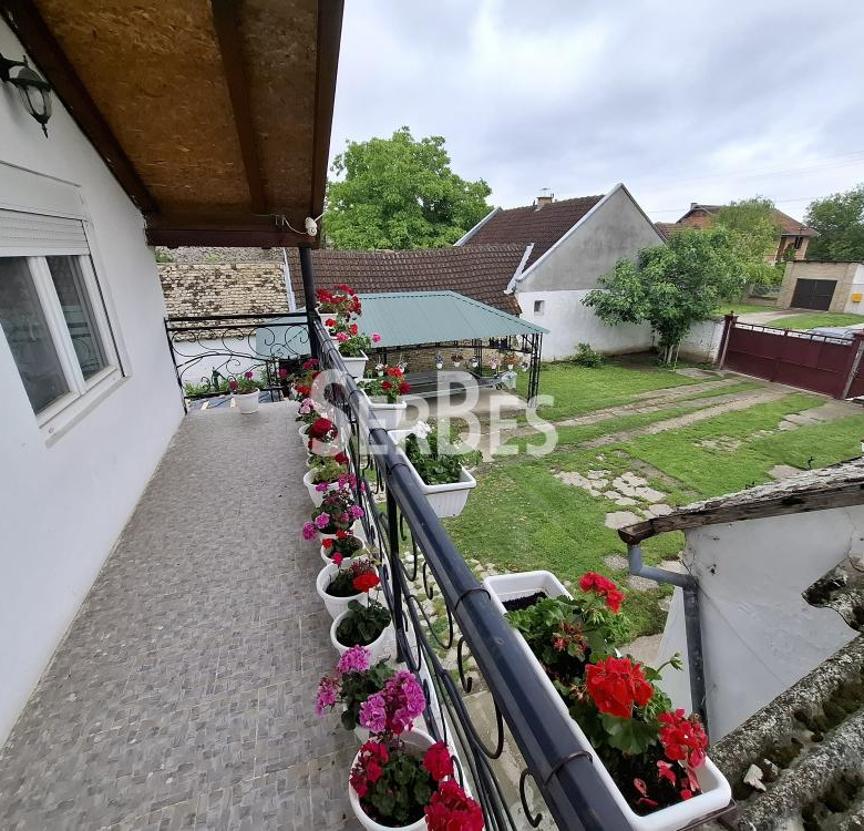 Seosko imanje sa tri kuće na placu od 2451m2 u Kovilju ID#1660