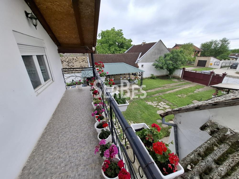Seosko imanje sa tri kuće na placu od 2451m2 u Kovilju ID#1660