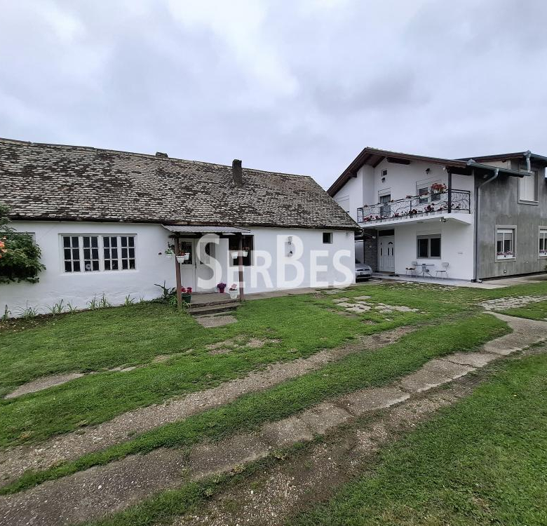 Seosko imanje sa tri kuće na placu od 2451m2 u Kovilju ID#1660