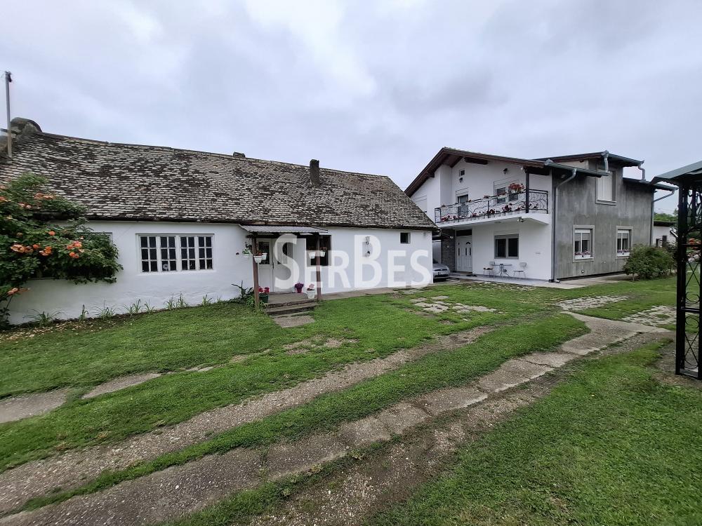 Seosko imanje sa tri kuće na placu od 2451m2 u Kovilju ID#1660