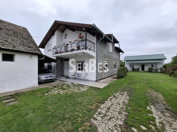 Seosko imanje sa tri kuće na placu od 2451m2 u Kovilju ID#1660