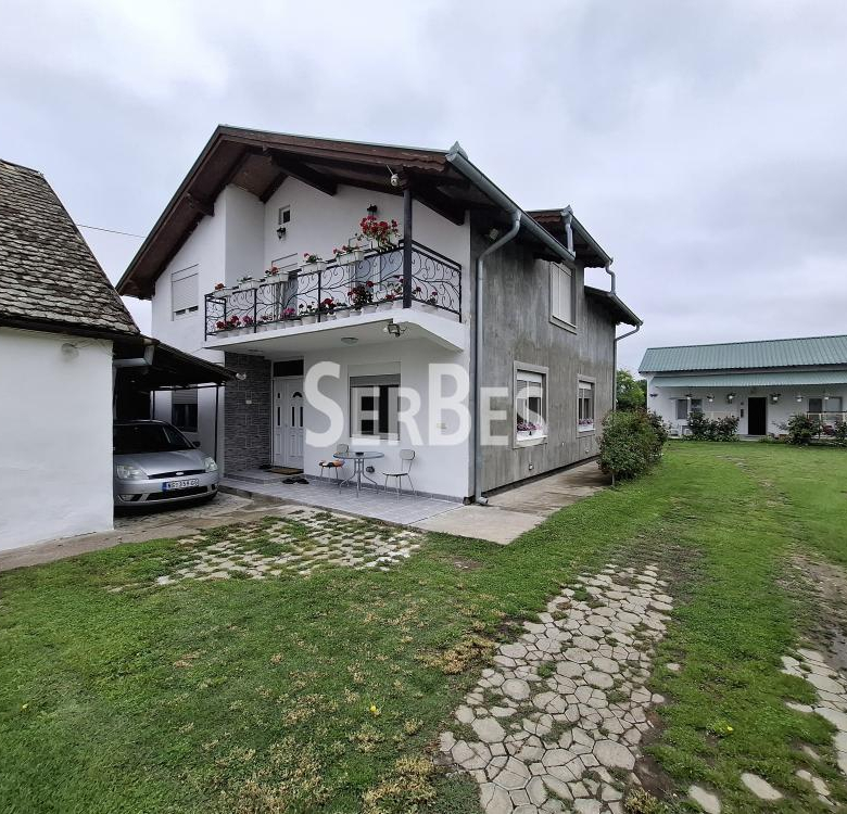 Seosko imanje sa tri kuće na placu od 2451m2 u Kovilju ID#1660