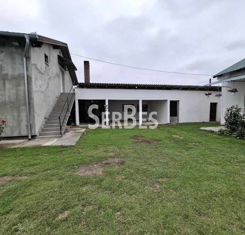Seosko imanje sa tri kuće na placu od 2451m2 u Kovilju ID#1660