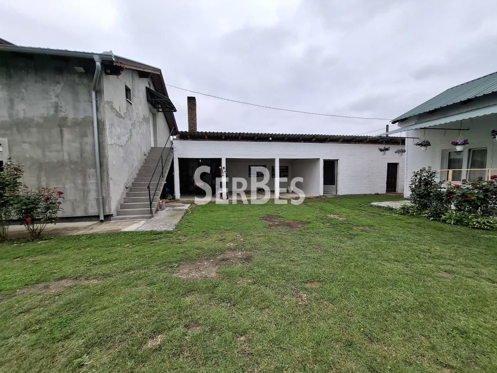 Seosko imanje sa tri kuće na placu od 2451m2 u Kovilju ID#1660