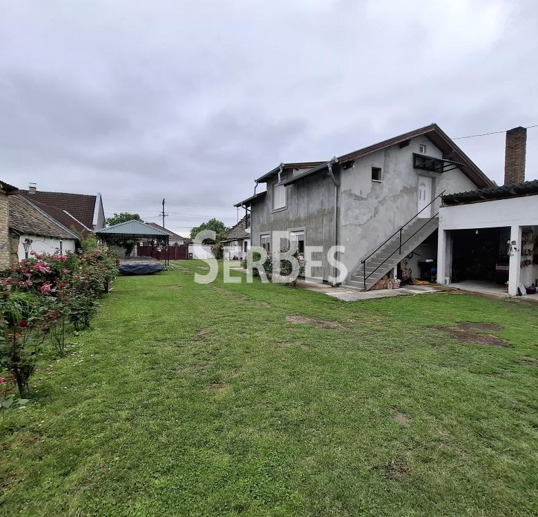 Seosko imanje sa tri kuće na placu od 2451m2 u Kovilju ID#1660