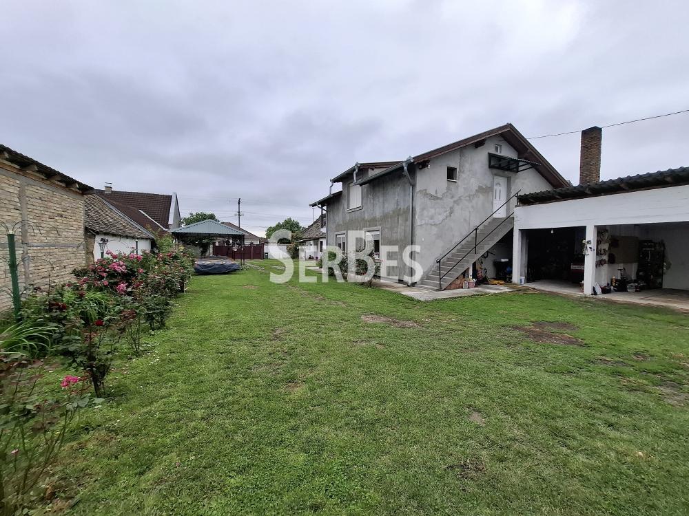Seosko imanje sa tri kuće na placu od 2451m2 u Kovilju ID#1660