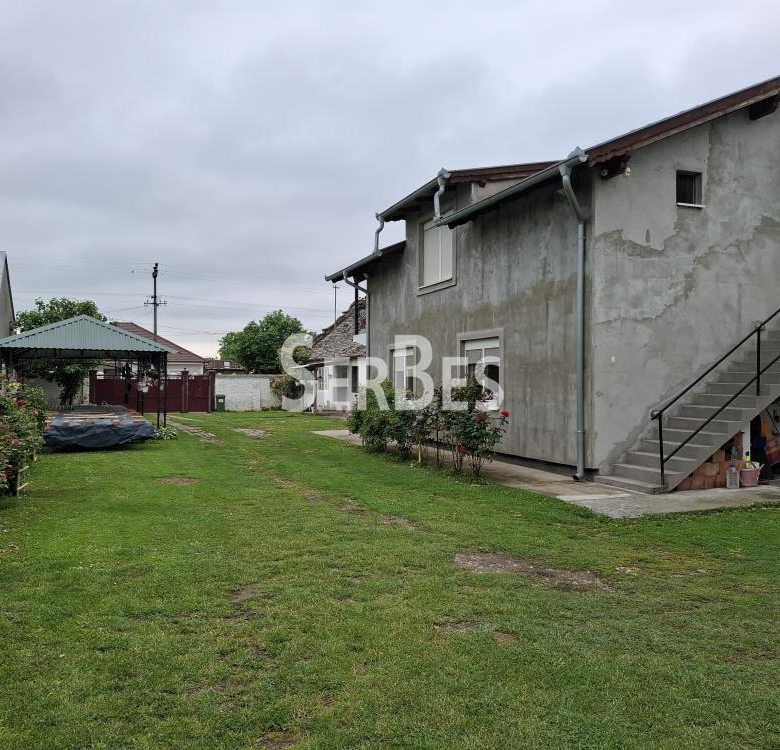 Seosko imanje sa tri kuće na placu od 2451m2 u Kovilju ID#1660