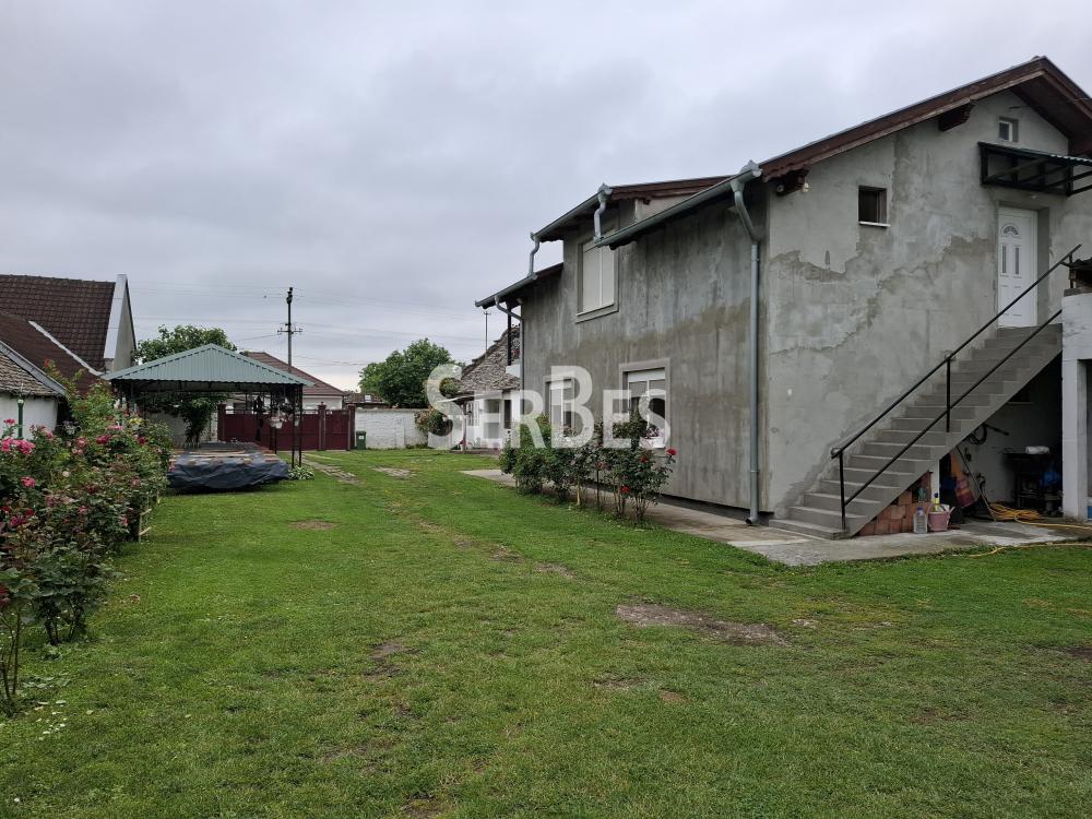 Seosko imanje sa tri kuće na placu od 2451m2 u Kovilju ID#1660