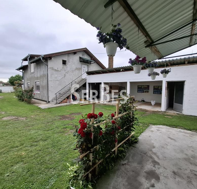 Seosko imanje sa tri kuće na placu od 2451m2 u Kovilju ID#1660