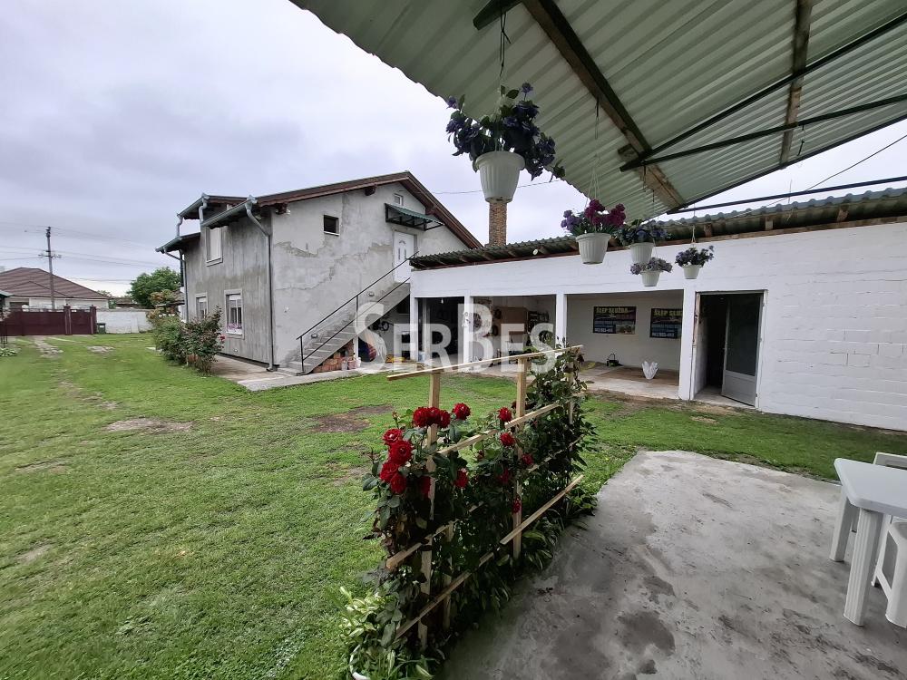 Seosko imanje sa tri kuće na placu od 2451m2 u Kovilju ID#1660