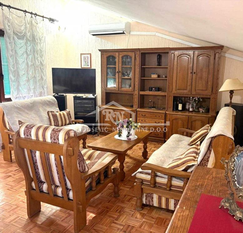 Petlovo brdo – centar naselja, uknjižen trosoban stan 88m2 + terasa ID#1603.