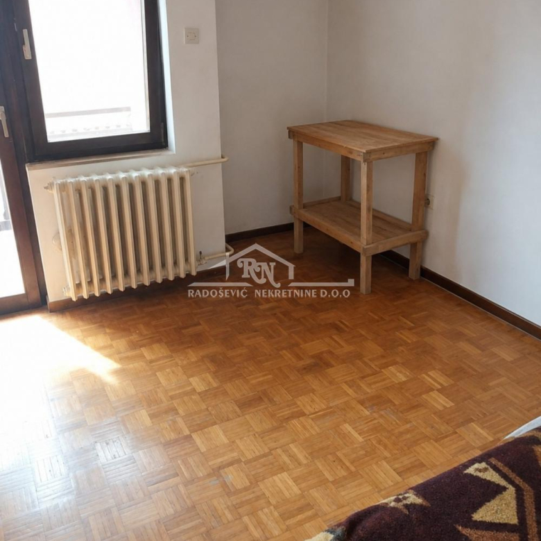 Kuća Prodaja Stara Pazova  410 m2