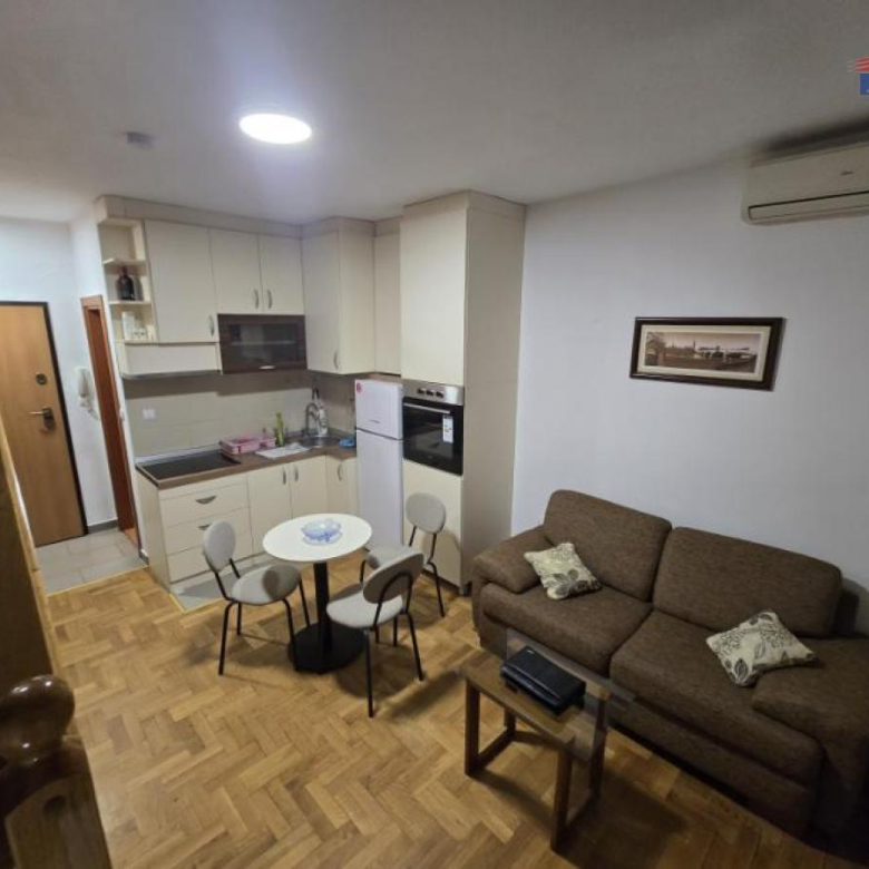 Stan Izdavanje Novi Sad  48 m2