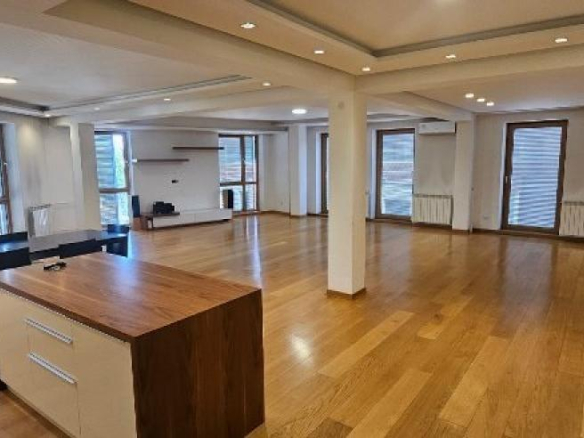 Lokal Prodaja Beograd Hram Svetog Save 148 m2