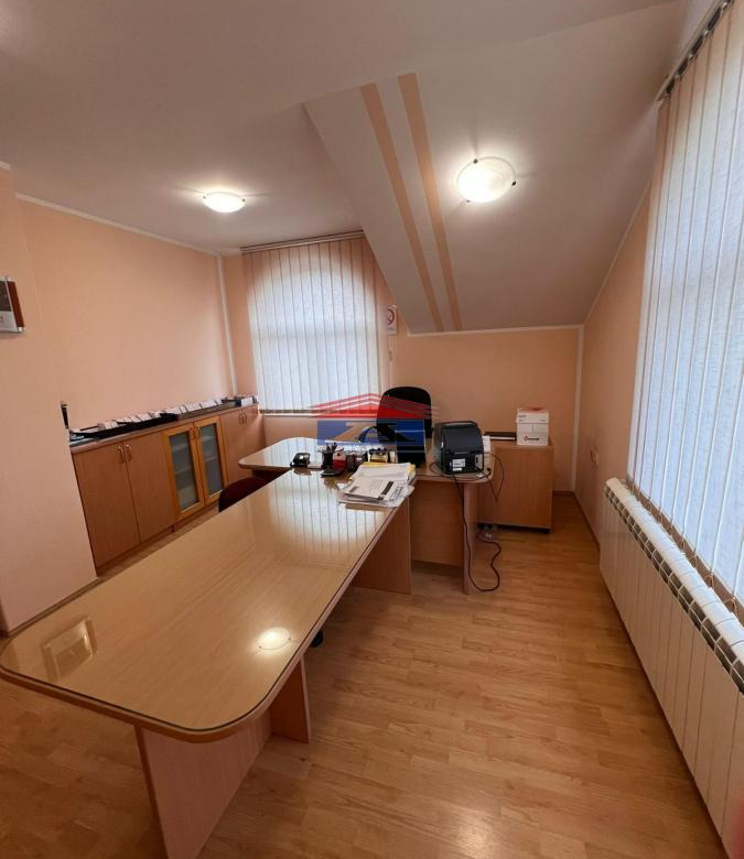 Lokal Izdavanje Novi Sad  180 m2