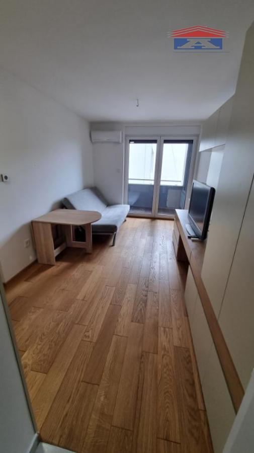 Stan Izdavanje Novi Sad  28 m2