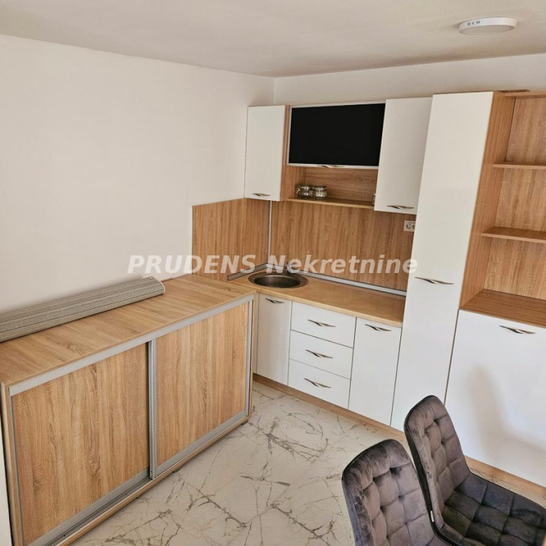 Stan Izdavanje Novi Sad  27 m2