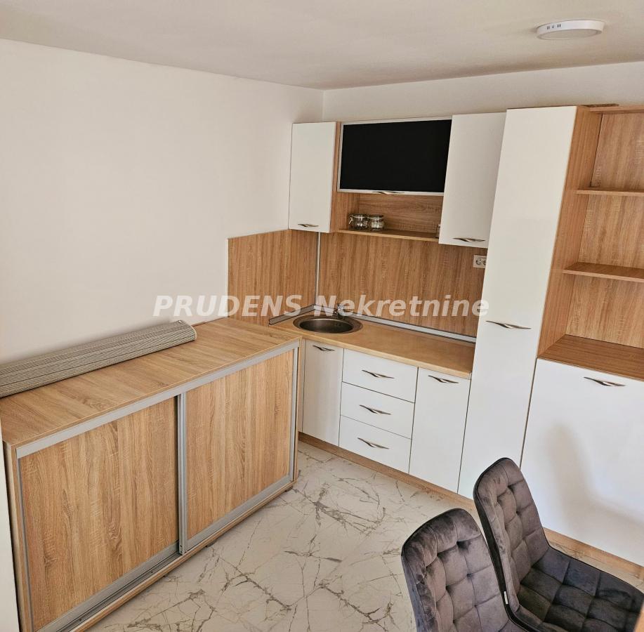 Stan Izdavanje Novi Sad  27 m2