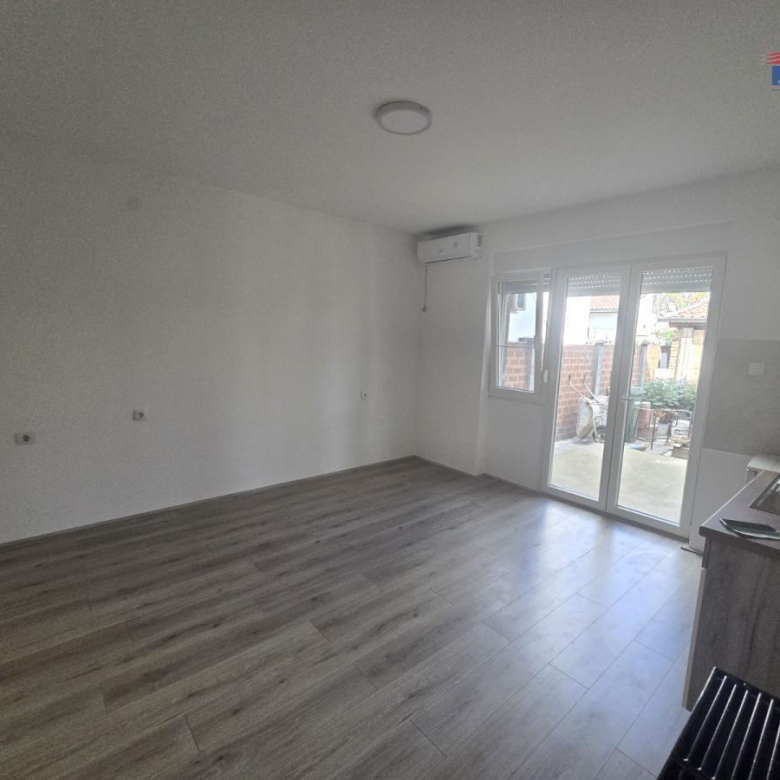 Lokal Izdavanje Novi Sad  70 m2