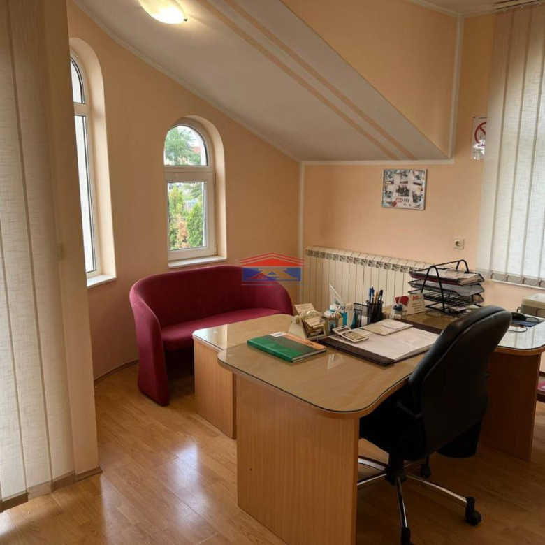 Lokal Izdavanje Novi Sad  180 m2