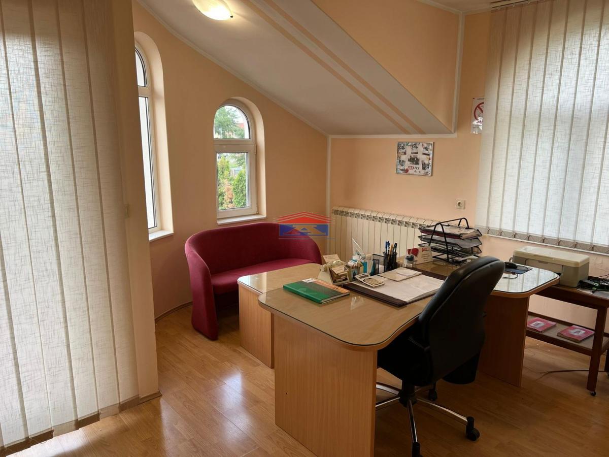 Lokal Izdavanje Novi Sad  180 m2