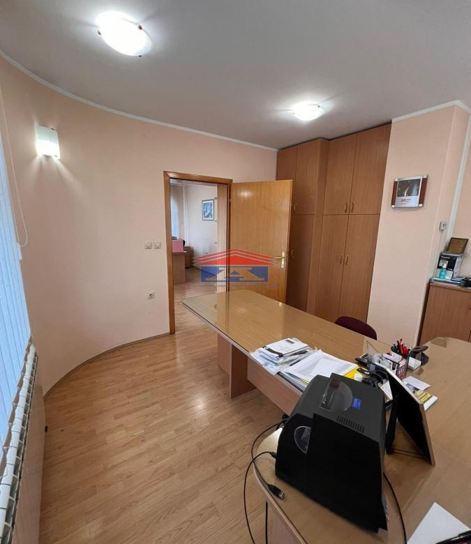 Lokal Izdavanje Novi Sad  180 m2