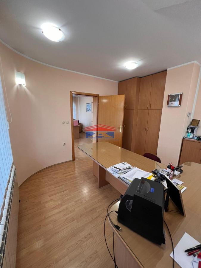 Lokal Izdavanje Novi Sad  180 m2