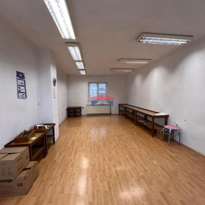 Lokal Izdavanje Novi Sad  180 m2