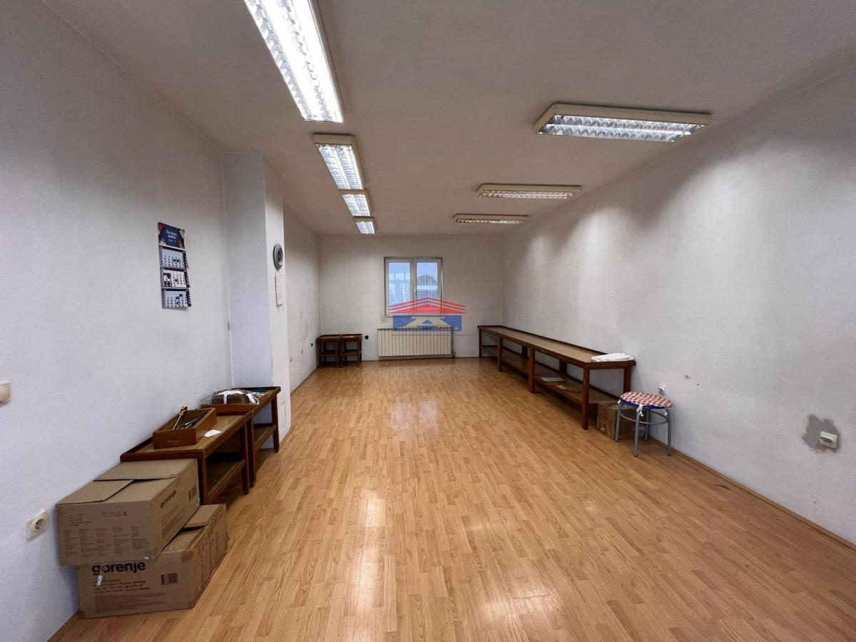 Lokal Izdavanje Novi Sad  180 m2