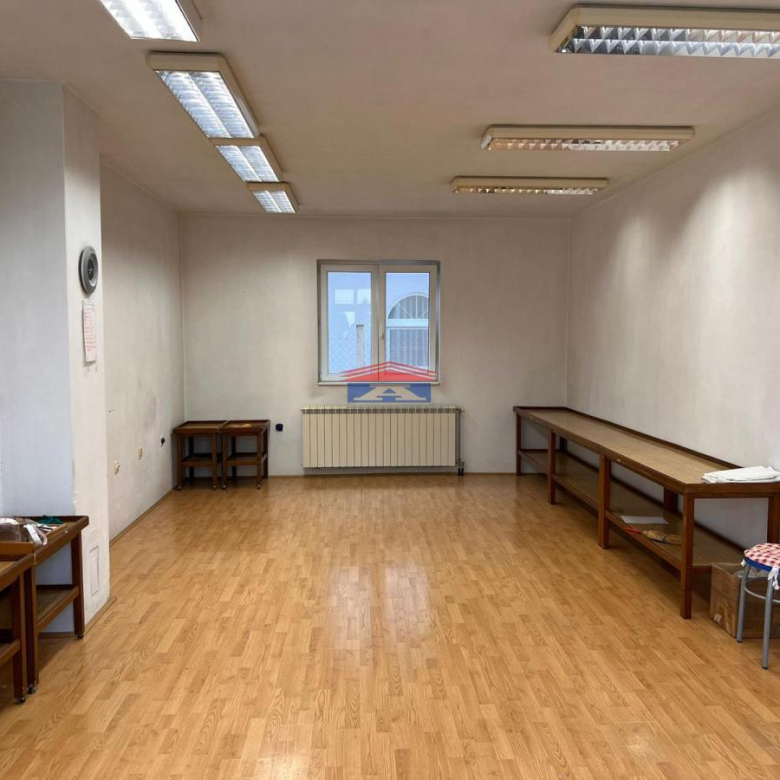 Lokal Izdavanje Novi Sad  180 m2