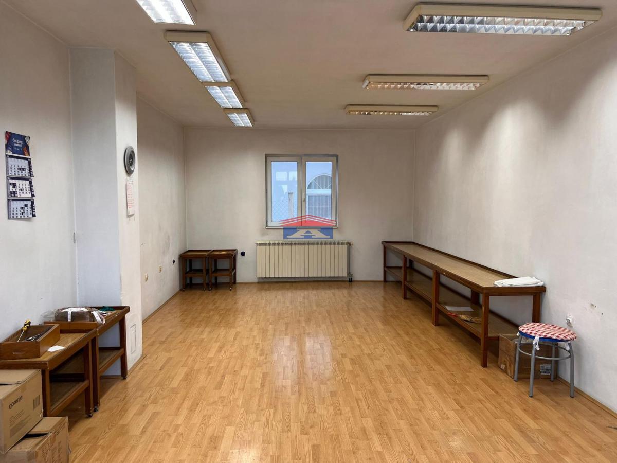 Lokal Izdavanje Novi Sad  180 m2