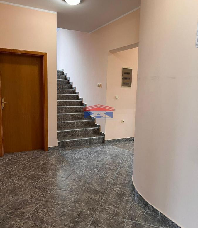 Lokal Izdavanje Novi Sad  180 m2
