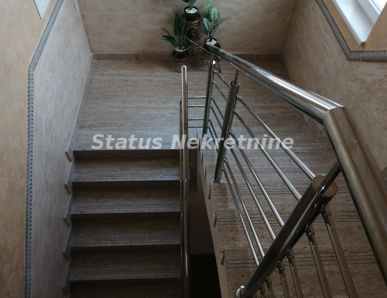 Lokal Izdavanje Novi Sad  300 m2