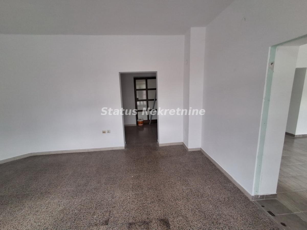 Lokal Izdavanje Novi Sad  90 m2