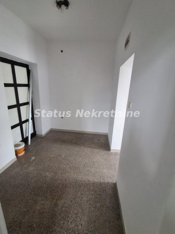 Lokal Izdavanje Novi Sad  90 m2