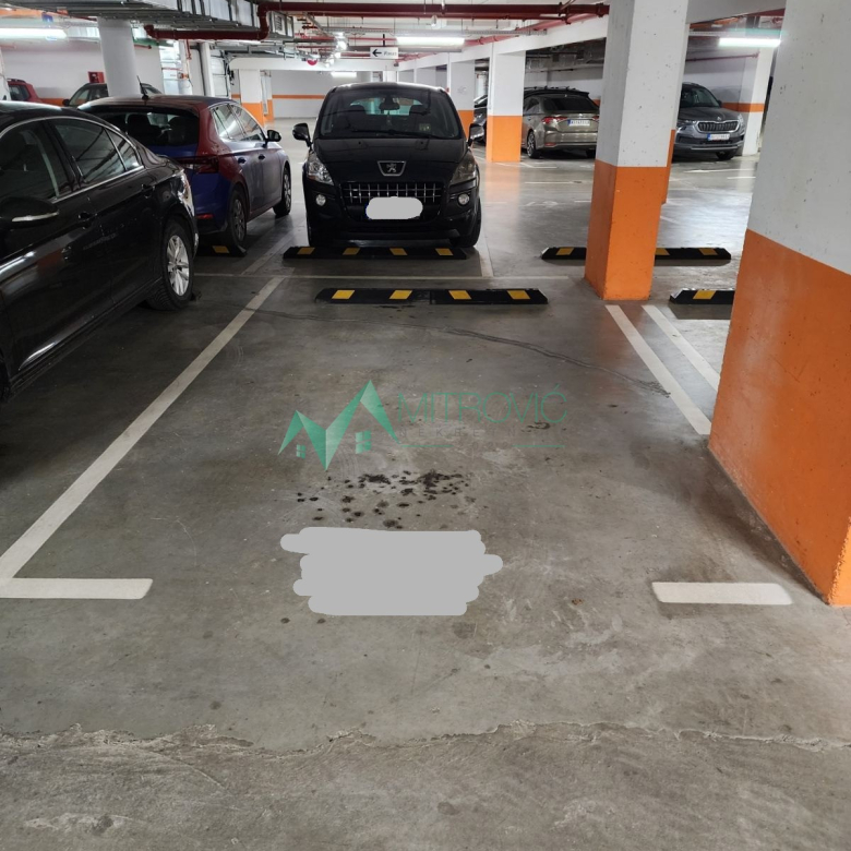 Izdaju se tri parking mesta u garaži Avenija Garden Residen.